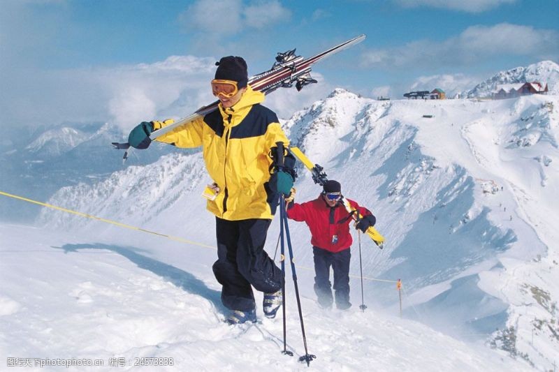 登山运动登山的滑雪运动员图片
