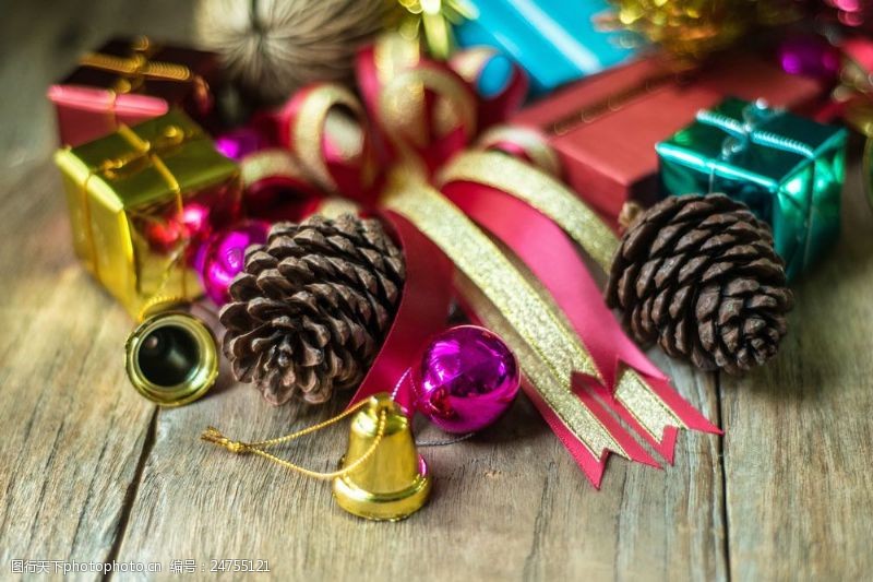 彩色的礼盒彩色的圣诞树装饰品图片