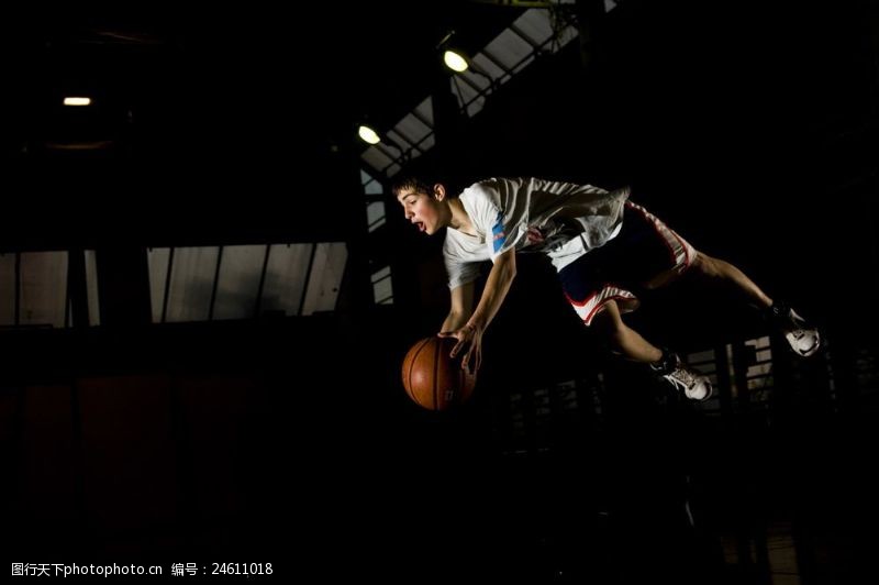 飞身扣篮的篮球运动员图片