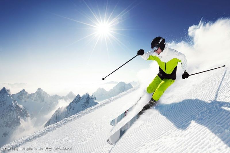 滑雪场滑雪的运动男人图片