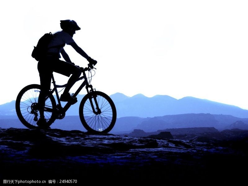 户外骑行骑自行车旅行的男人图片