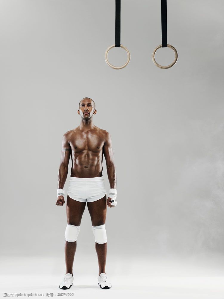 健身裤攥紧拳头的运动肌肉男人图片