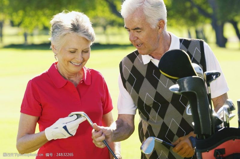 贵族运动高尔夫球场上的老年夫妇图片