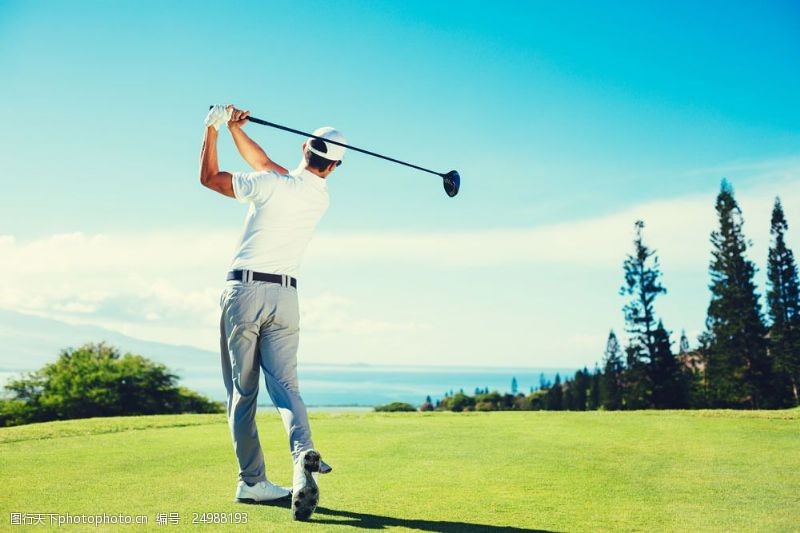 高尔夫挥杆挥杆打高尔夫的男人图片
