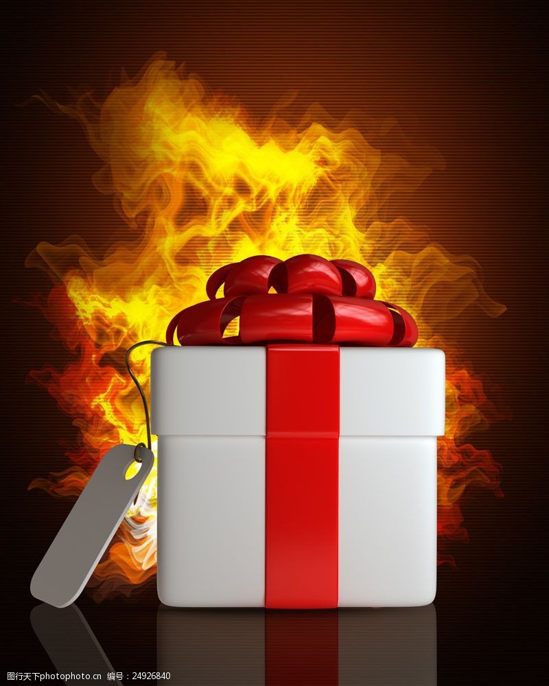 节日礼品火焰前的礼物盒图片