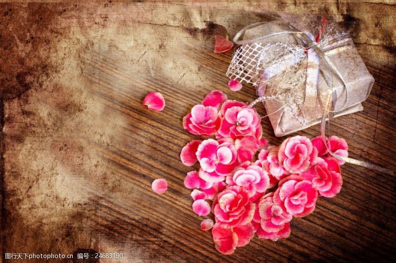 情人节礼物礼盒和花朵爱心复古背景图片