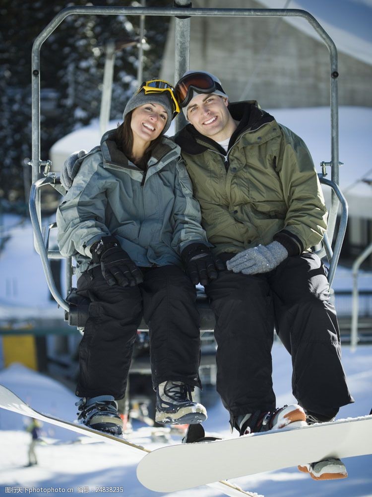 滑雪场滑雪车上的情侣图片