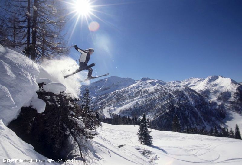 高山雪橇运动滑雪的男性运动员图片