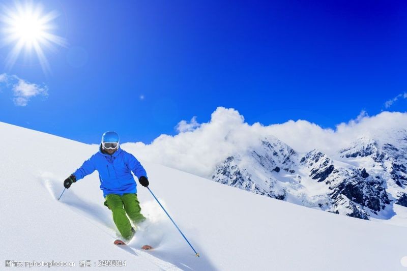 滑雪场阳光下滑雪的男人图片