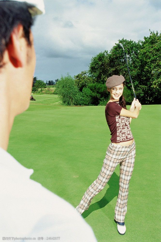 贵族运动打高尔夫的性感美女图片