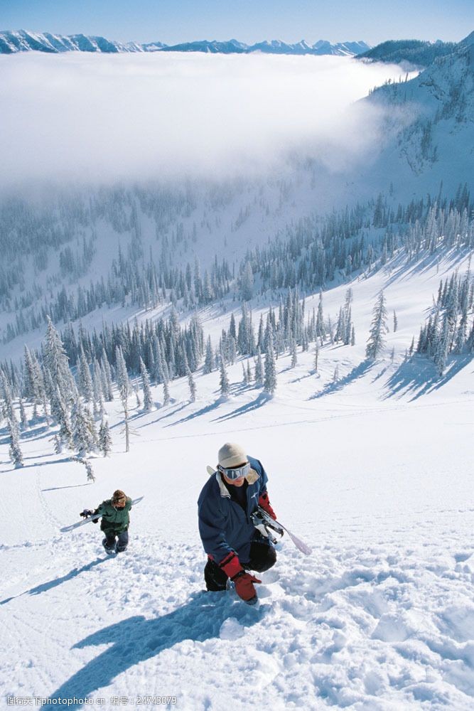 极限运动登山的滑雪运动员图片