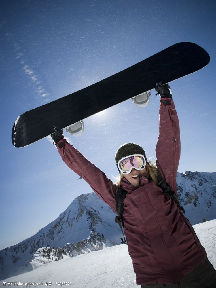 滑雪场高举滑雪板大笑的人图片