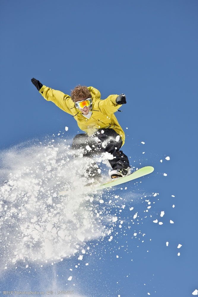 极限运动滑雪的外国男性图片