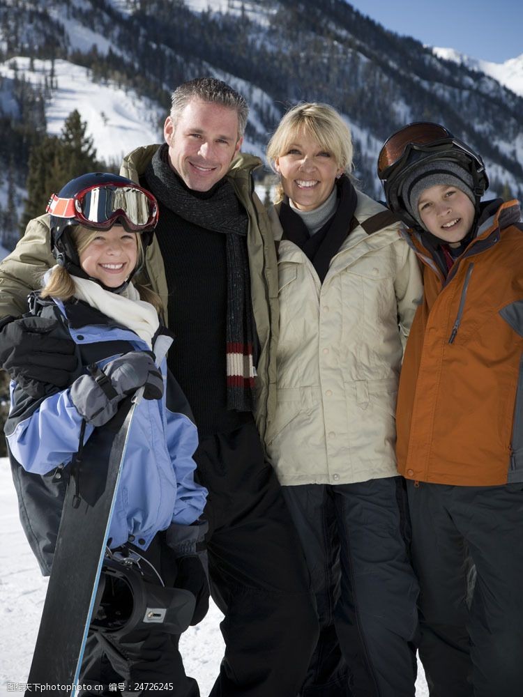 滑雪场快乐的滑雪一家人图片