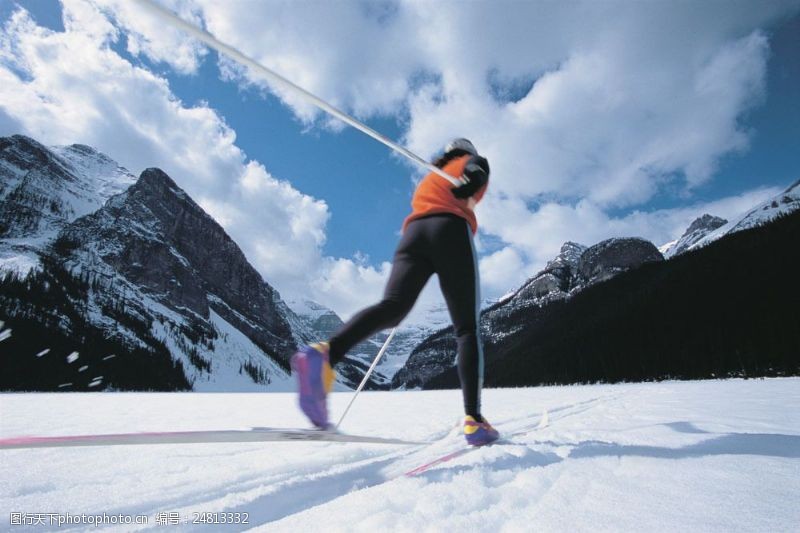 极限运动雪地上的滑雪运动员图片