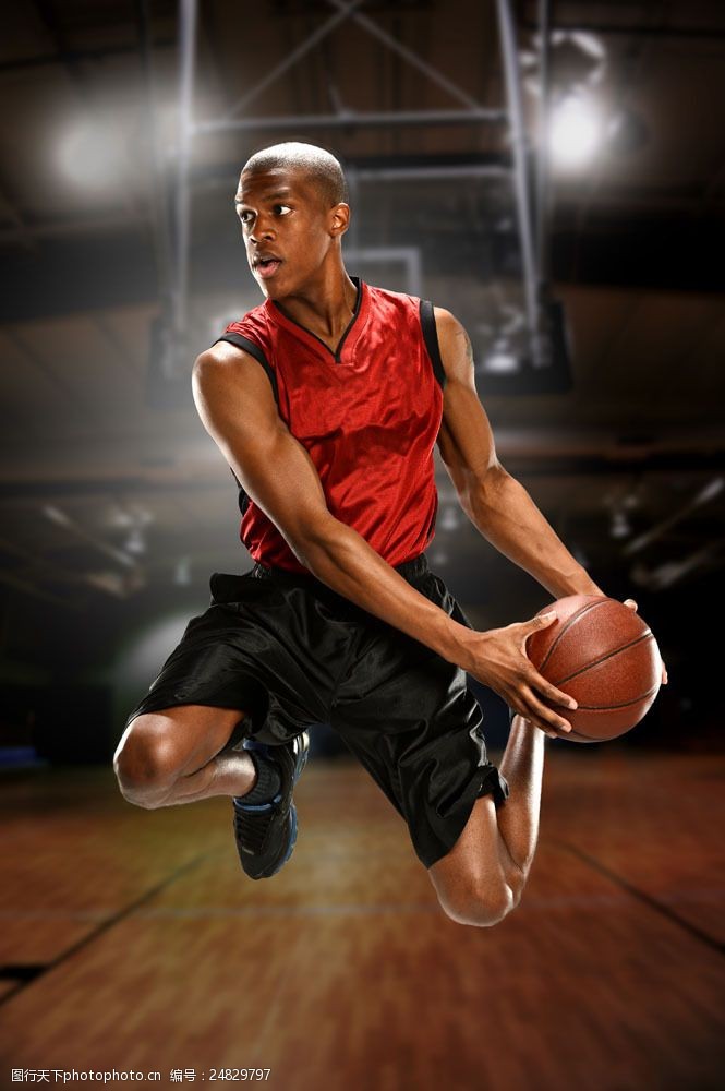 篮球比赛篮球场上跳跃的运动员图片