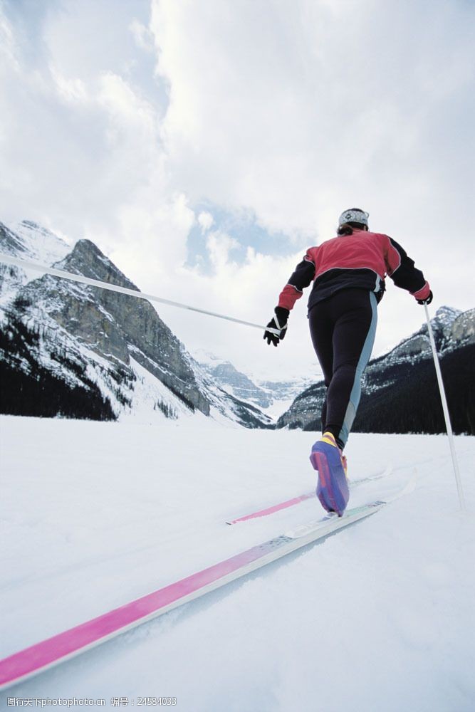 登山运动爬山的滑雪运动员摄影图片