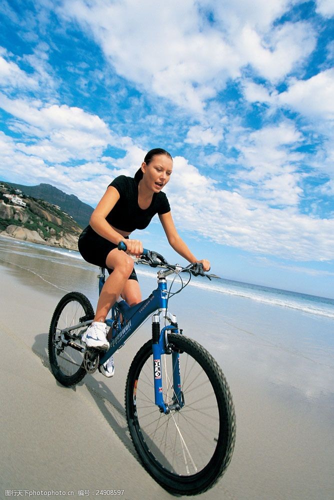 户外骑行沙滩上骑自行车的美女图片