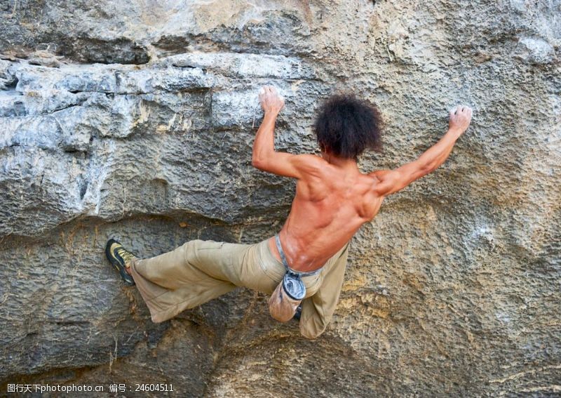登山运动徒手攀岩的人图片
