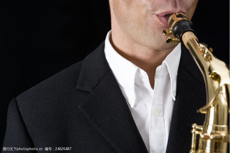 乐器演奏吹乐器的男人嘴部图片