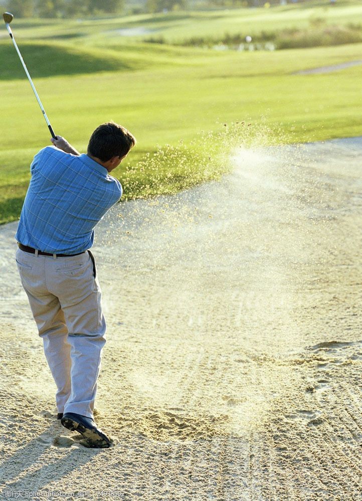 高尔夫挥杆打高尔夫球的男人图片