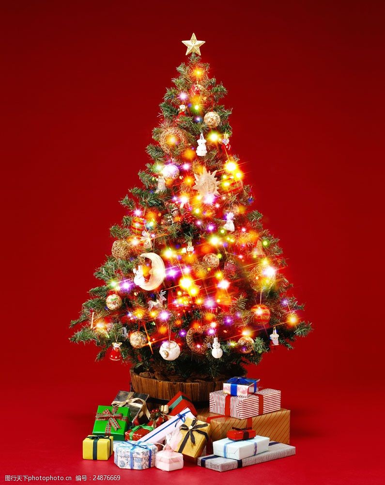 节日礼品发光的圣诞树图片