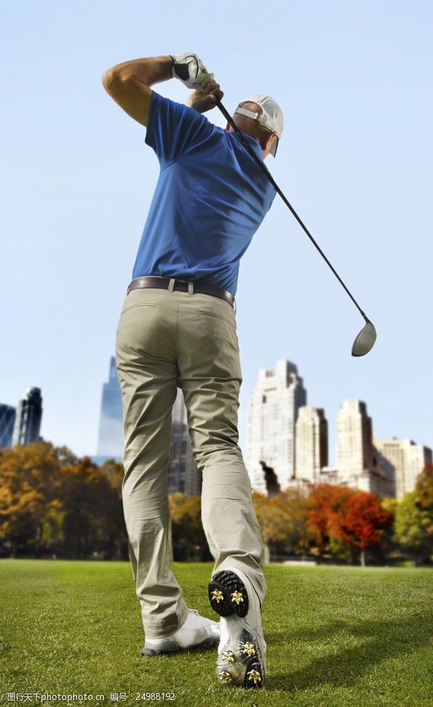 高尔夫挥杆挥杆打球的男士图片