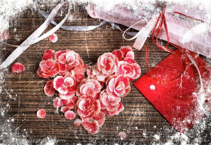 情人节礼物木板上的花朵爱心与卡片图片
