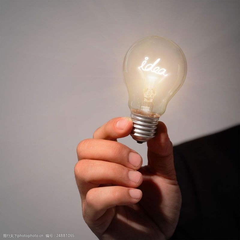 创意手势手里发光的电灯泡图片