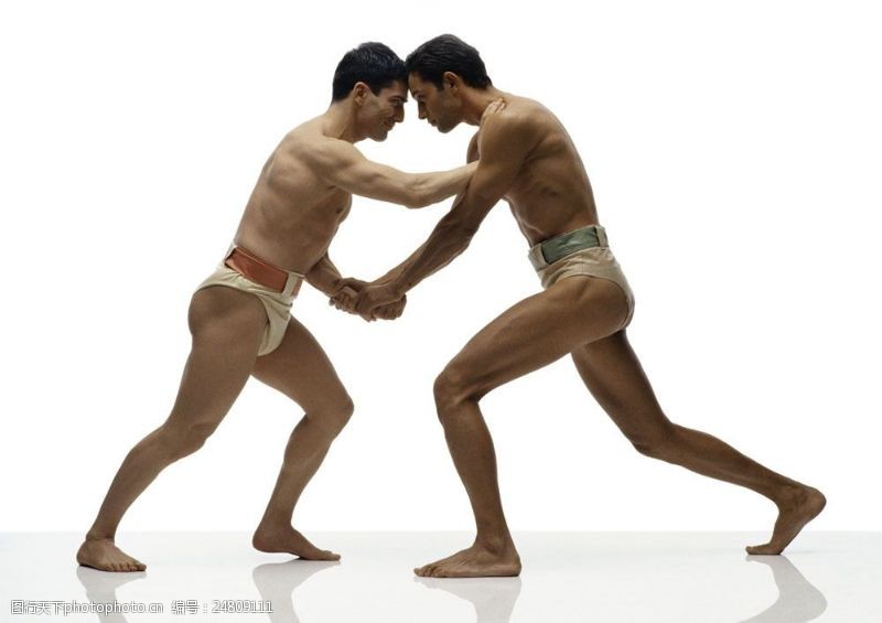 古代奥运会正在摔跤的外国男性运动员图片