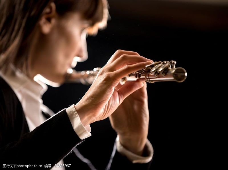 乐器演奏吹笛子的女人图片