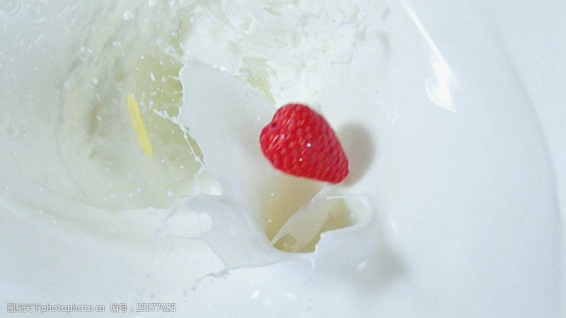 实拍水牛视频素材水果落入牛奶中高清实拍视频素材