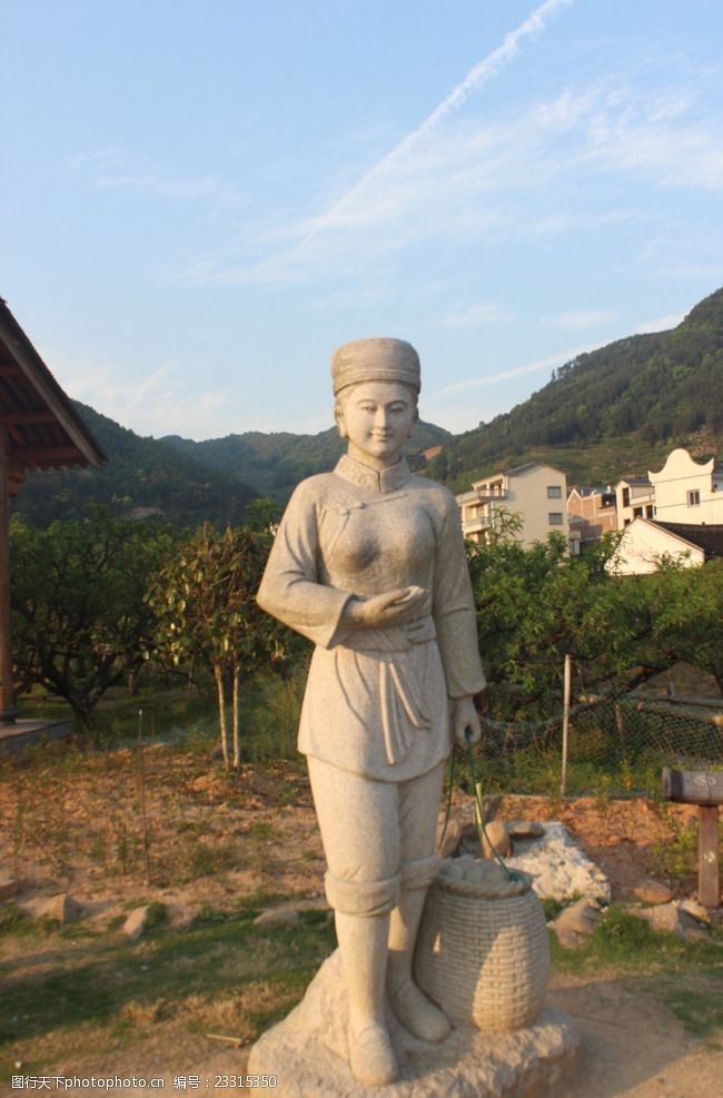 畲族妇女采茶雕像