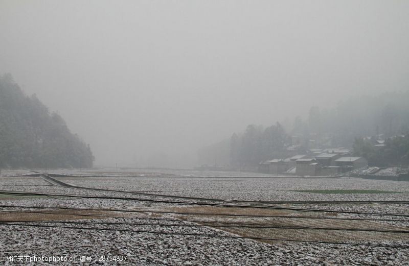 瑞雪迷雾笼罩极边小村庄