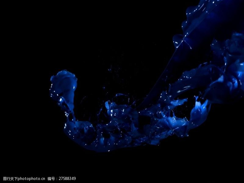高清拍摄蓝色液体高速泼洒喷溅效果视频素材