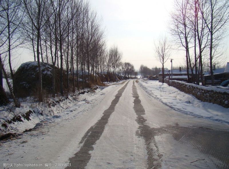东北旅游冬天的路