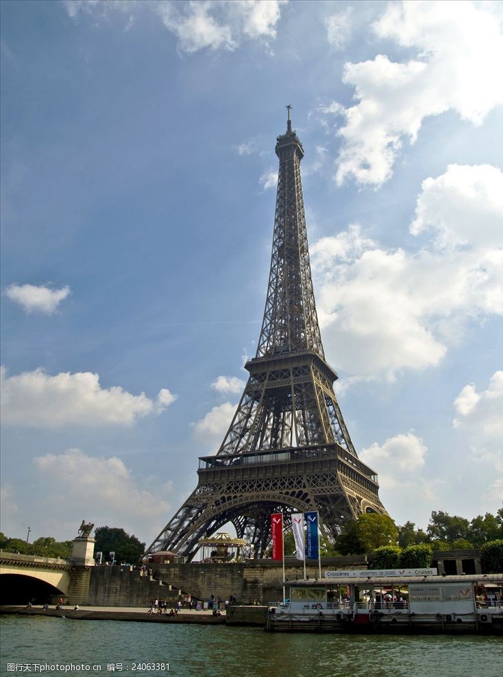 法国著名建筑塞纳河畔上埃菲尔铁塔