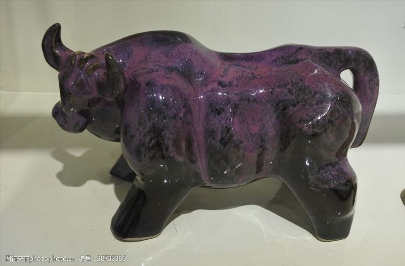 宜兴紫砂陶瓷彩釉牛