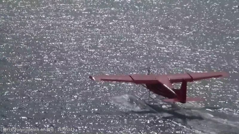 飞机背景视频河面上飞行的飞机视频