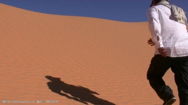 合成素材沙漠人物奔跑视频