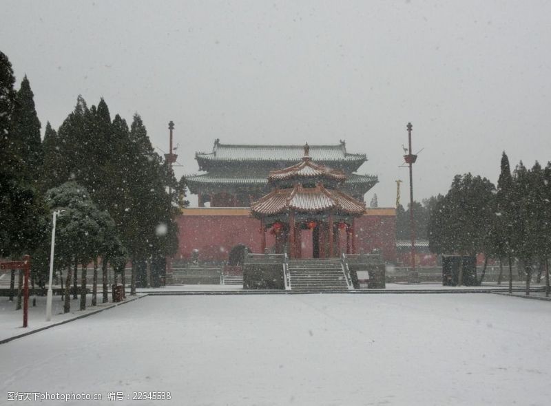 飘雪中岳庙冬景