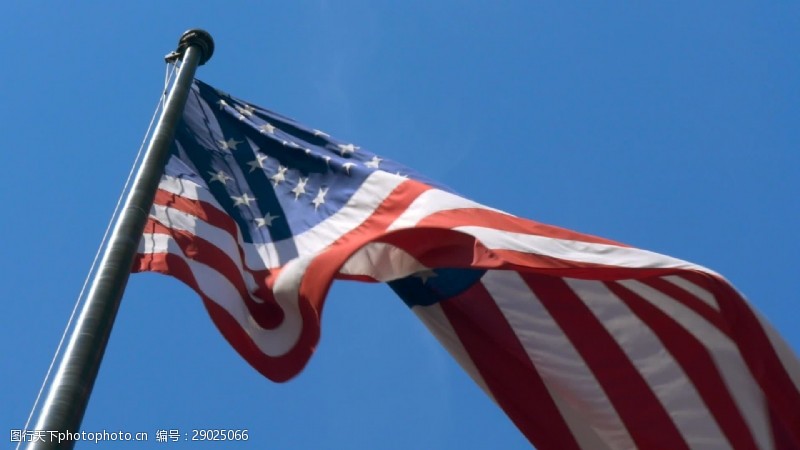 人道主义美国国旗在风中吹