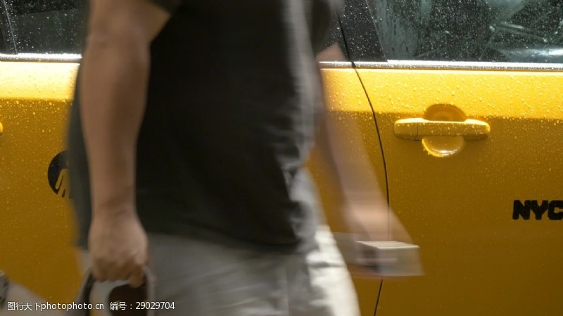 阴雨天在纽约走出出租车的男人