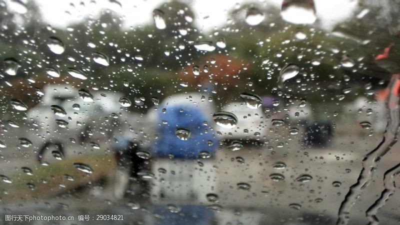阴雨天车窗上的雨水