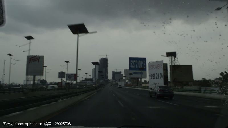 阴雨天墨西哥在高速公路上下雨