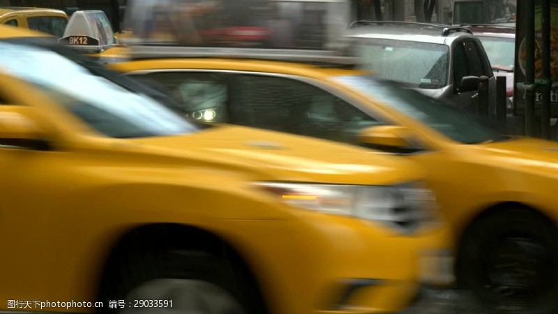 布鲁克纽约雨中繁忙道路上的交通