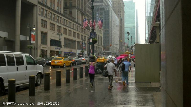 阴雨天雨中的纽约人