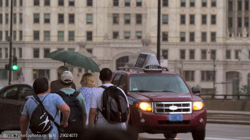 跟踪在芝加哥带伞行走的人