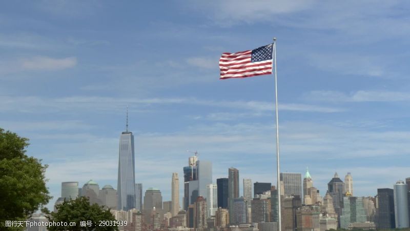 人道主义美国国旗飞行在纽约的天际线