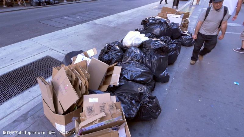 垃圾收集纽约人行道上的垃圾袋